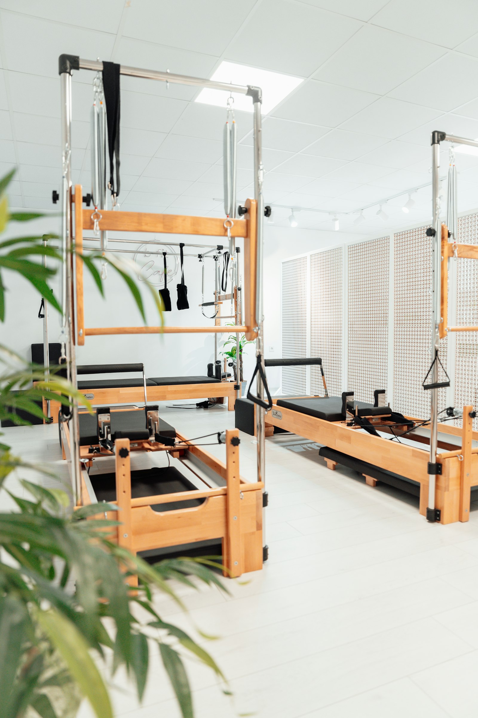 Stüdyoda reformer pilates makinesi