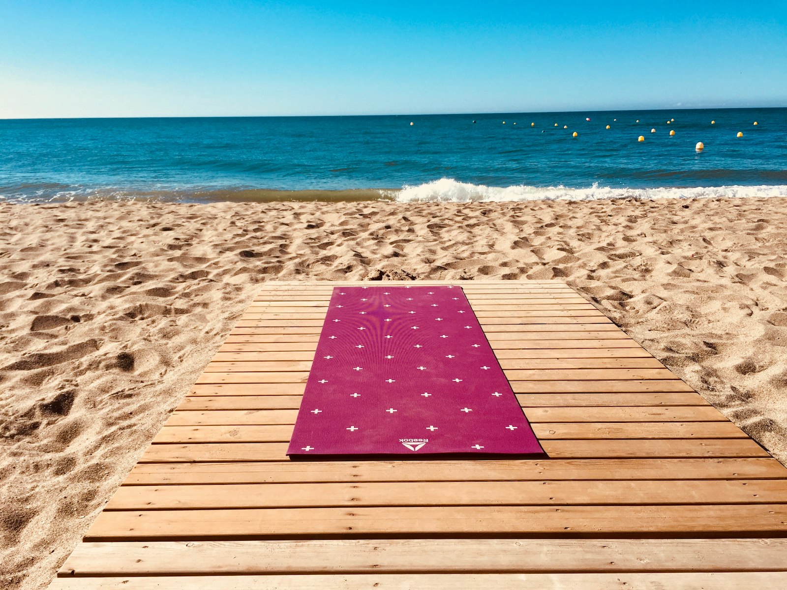 Sahilde serilmiş yoga matı